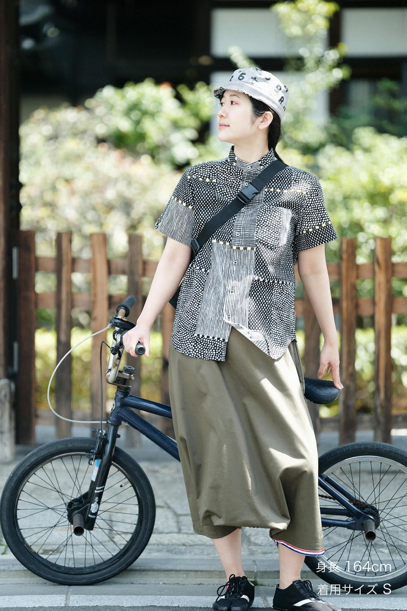 高島縮 20/20 スタンドカラー半袖シャツ／間がさね（まがさね） 墨黒（すみくろ）に苔（こけ）