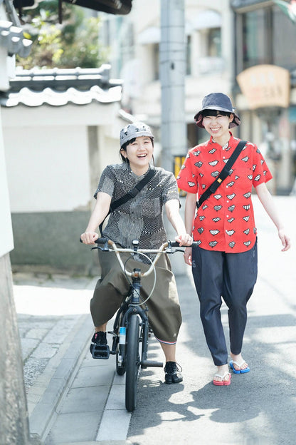 高島縮 20/20 スタンドカラー半袖シャツ／間がさね（まがさね） 墨黒（すみくろ）に苔（こけ）
