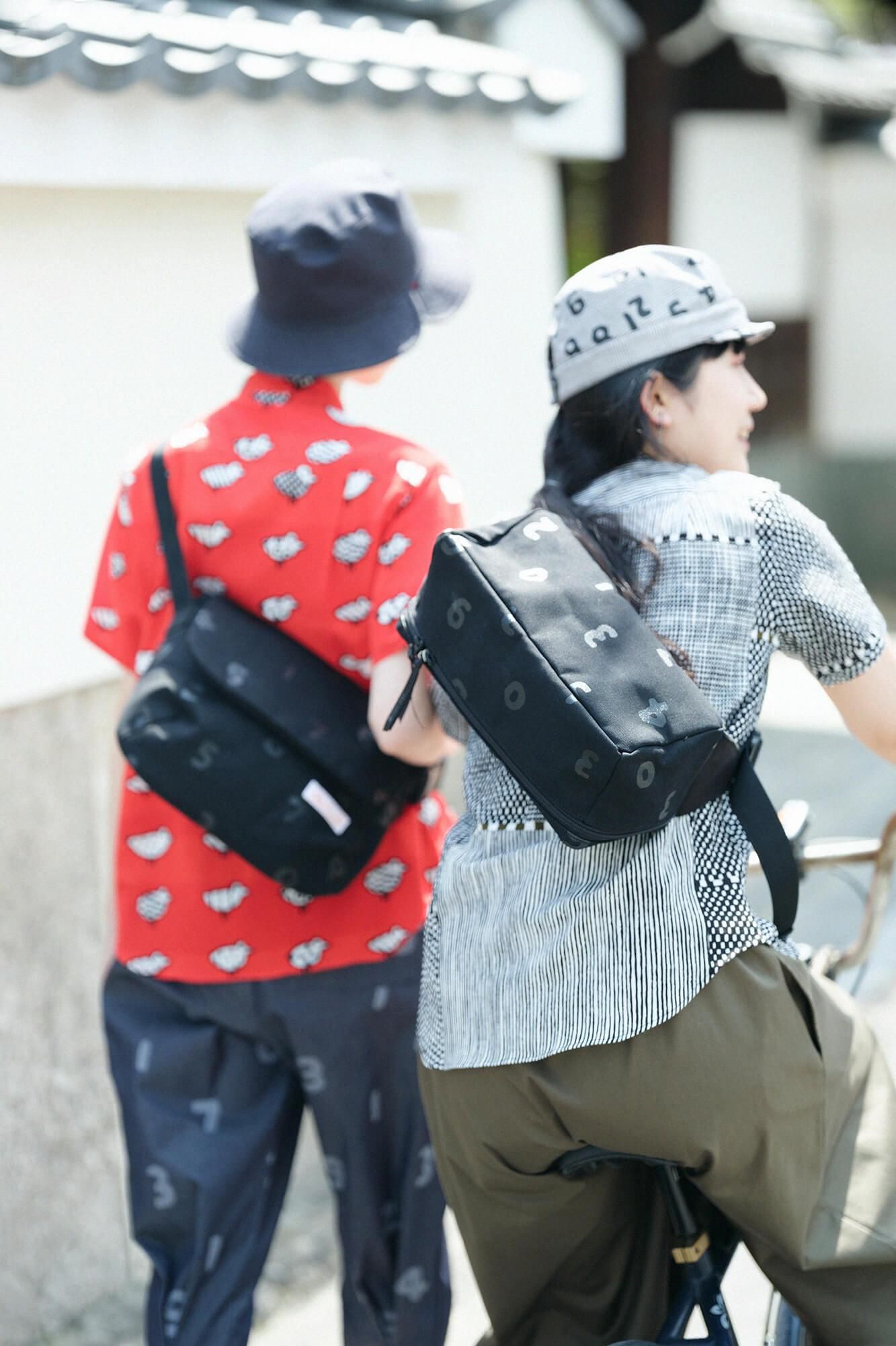 高島縮 20/20 スタンドカラー半袖シャツ／間がさね（まがさね） 墨黒（すみくろ）に苔（こけ）