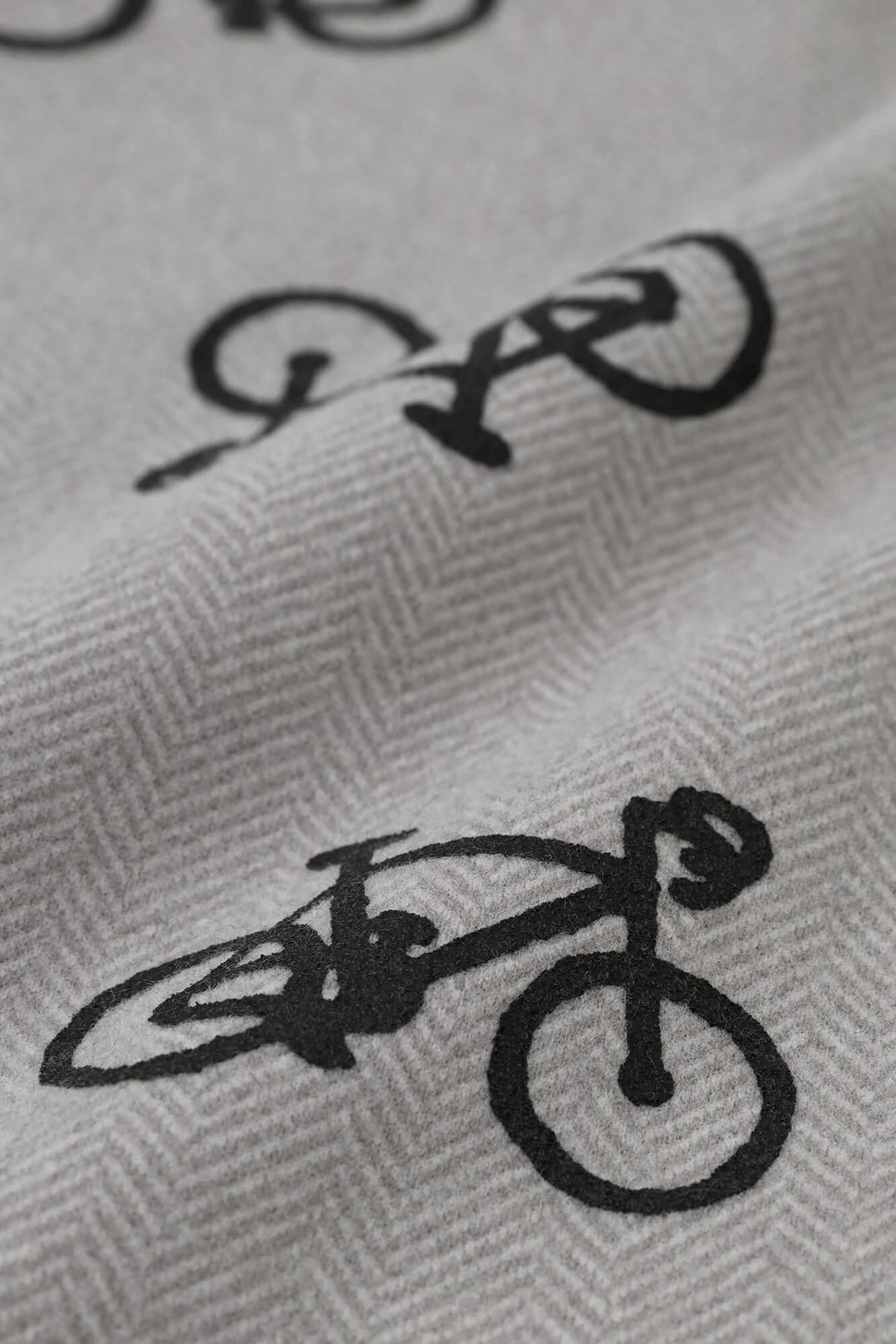 【net限定】ヘリンボーン ジャカールニット BIKEポンチョ／チャリンチャリンあっちこっちと余白（よはく） 銀鼠（ぎんねず）