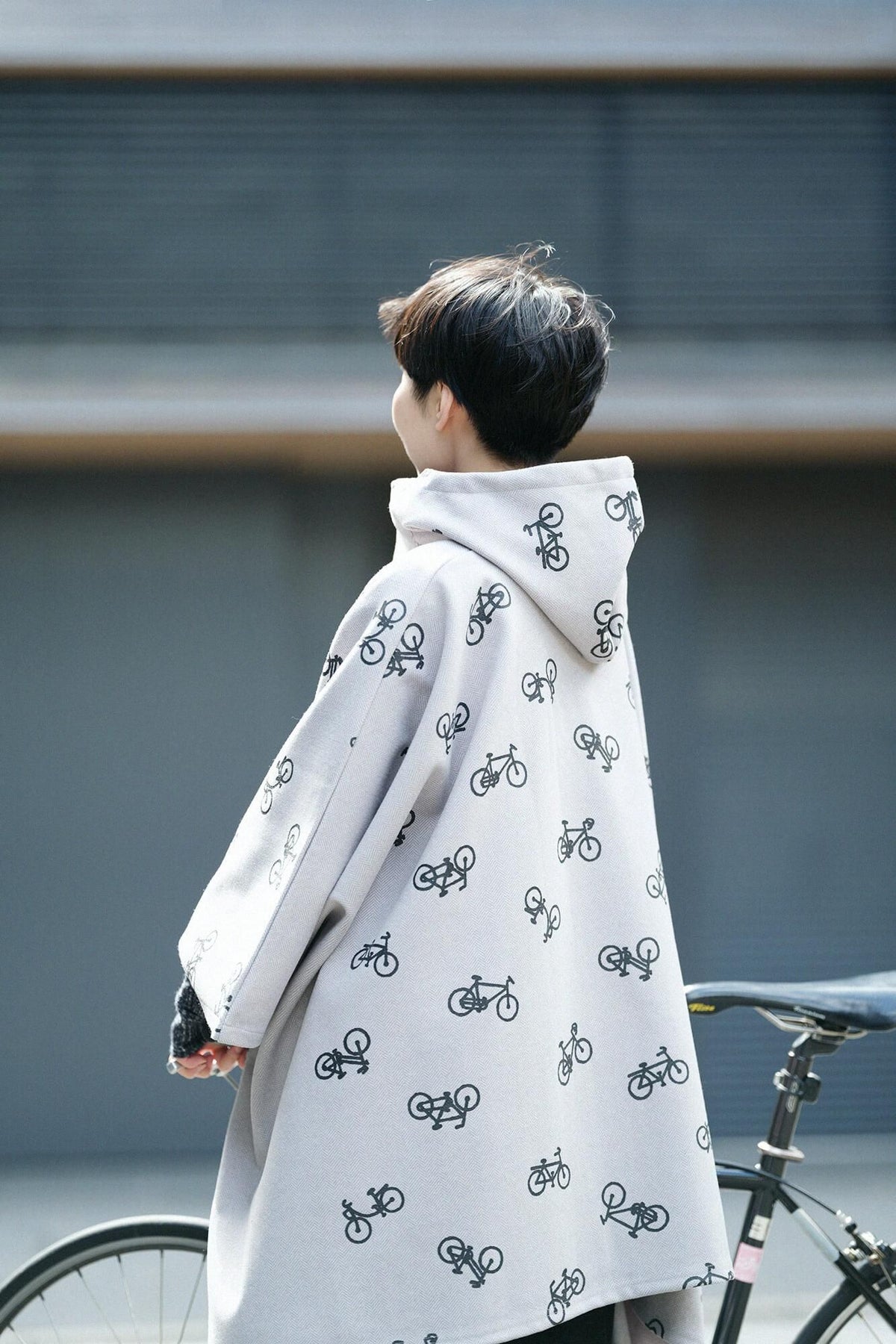 【net限定】ヘリンボーン ジャカールニット BIKEポンチョ／チャリンチャリンあっちこっちと余白（よはく） 銀鼠（ぎんねず）