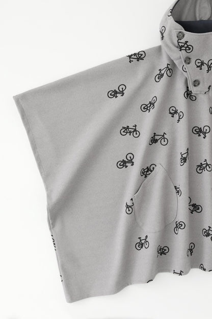 【net限定】ヘリンボーン ジャカールニット BIKEポンチョ／チャリンチャリンあっちこっちと余白（よはく） 銀鼠（ぎんねず）