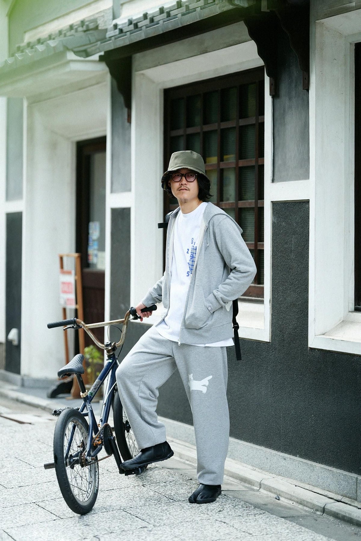 【net限定】長袖 ポケットTシャツ[5.6]／ホワイト×SO-SU-U昆（こん）2