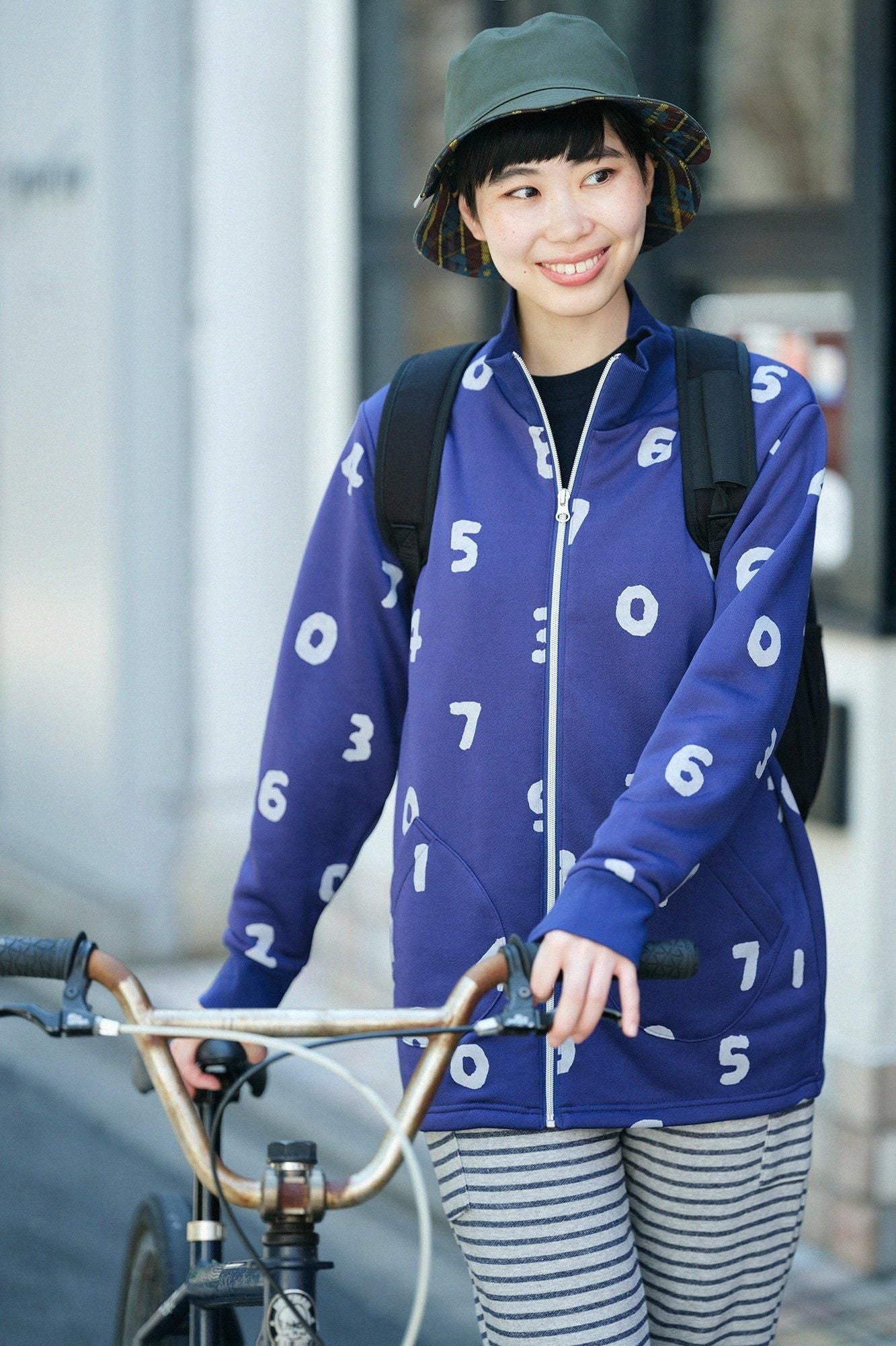 【net限定】裏毛 ZIP UP BIKEブルゾン／SO-SU-U 紺青（こんじょういろ）