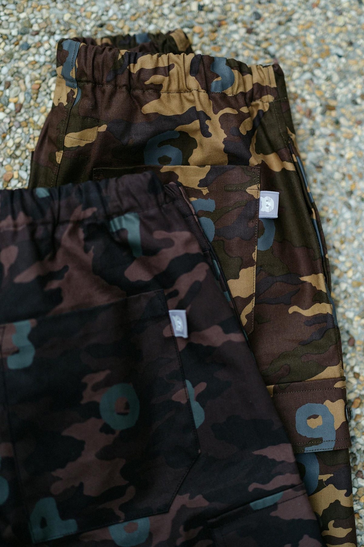 【net限定】コットンキャンバス カーゴパンツ／camo SO-SU-U 銀煤竹（ぎんすすたけ）