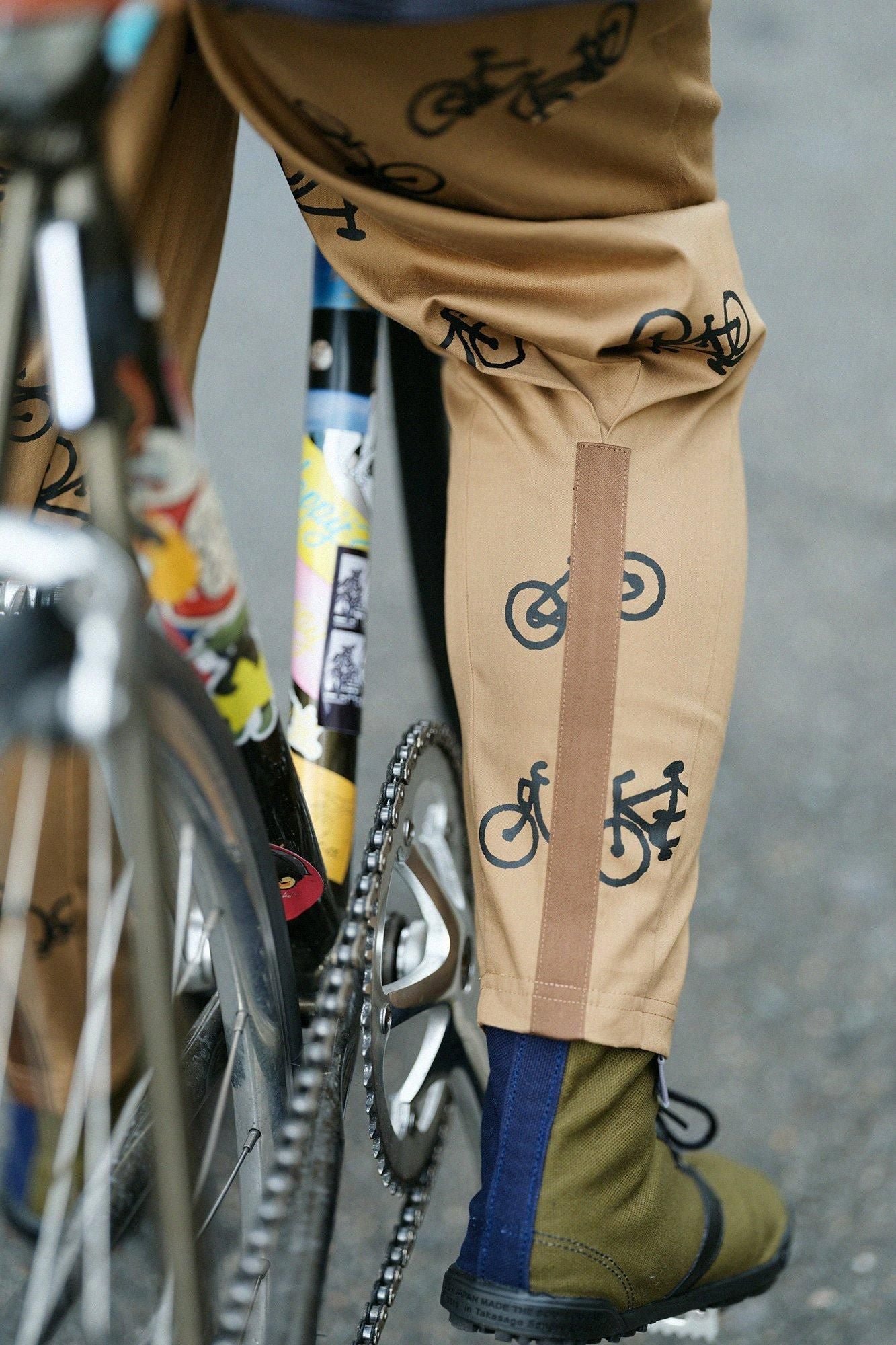 ストレッチ ラチネ織 BIKEジョードプル／ブラウン×チャリンチャリンあっちこっち