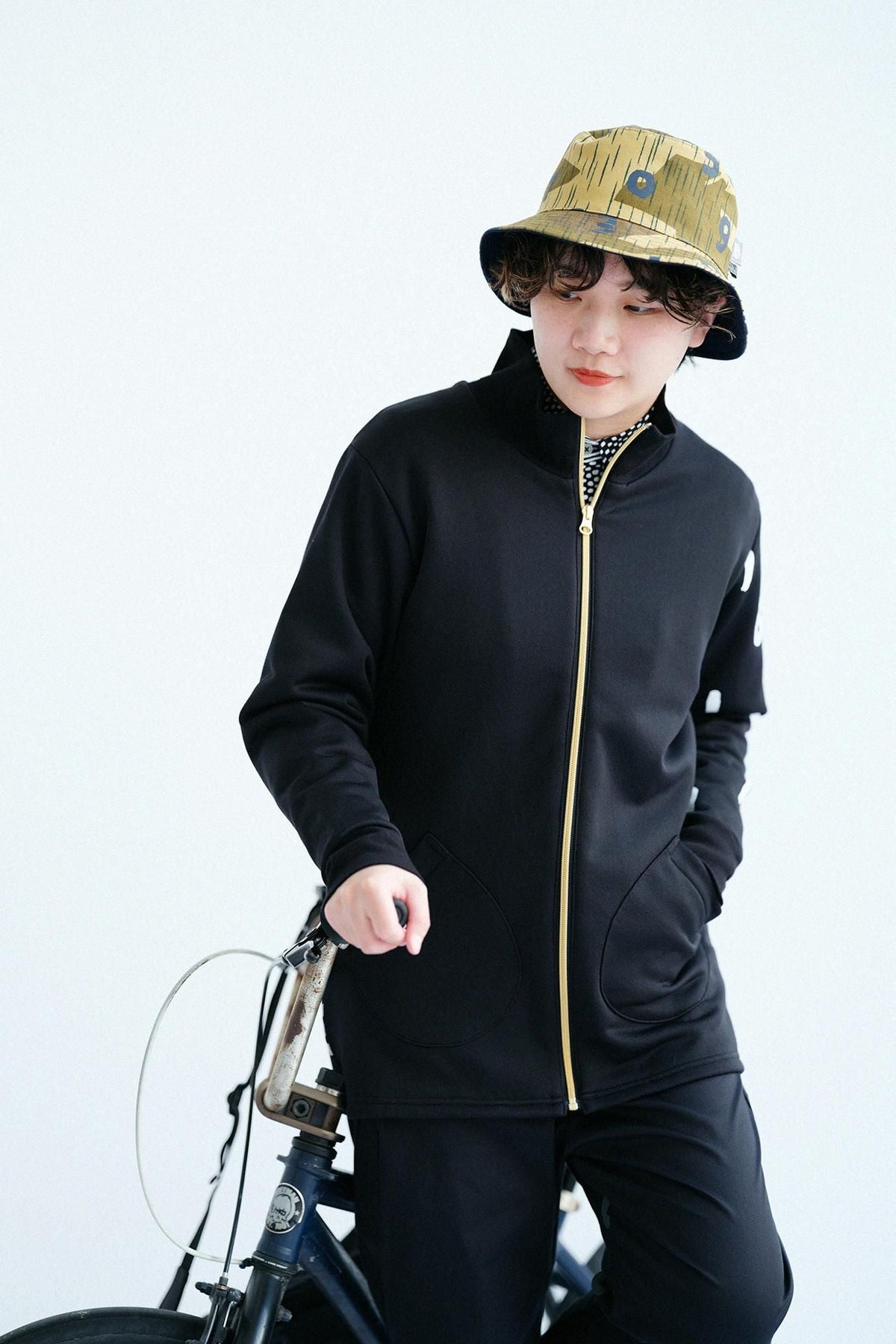 ラッチパイルニット ZIP UP BIKEブルゾン／ブラック×SO-SU-U