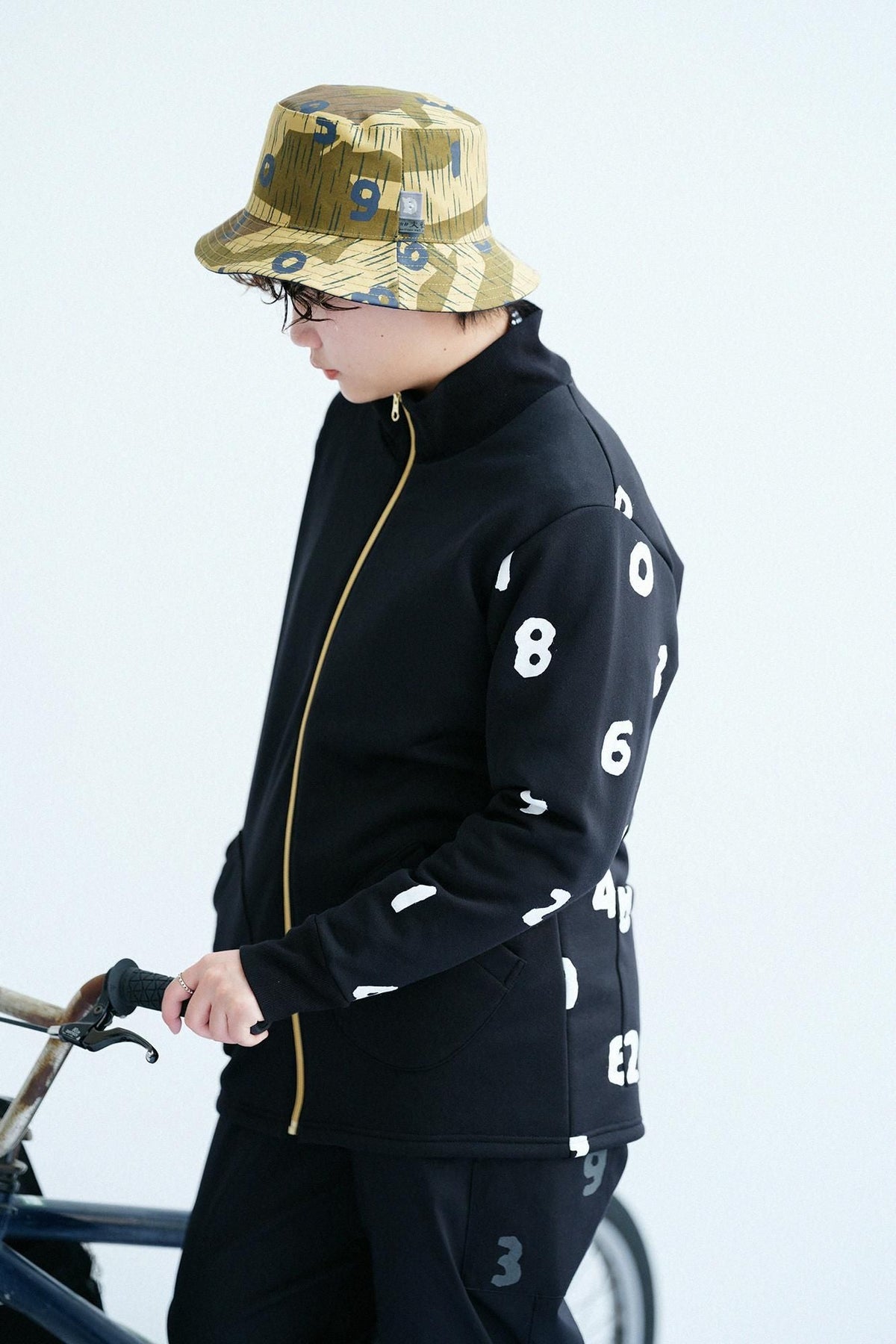 ラッチパイルニット ZIP UP BIKEブルゾン／ブラック×SO-SU-U