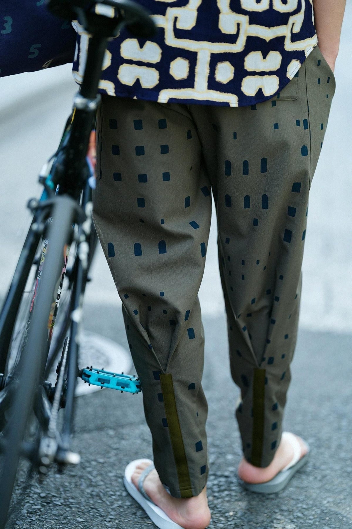 【net限定】綿×クールマックス(R) BIKEジョードプル／オリーブ×窓（まど）