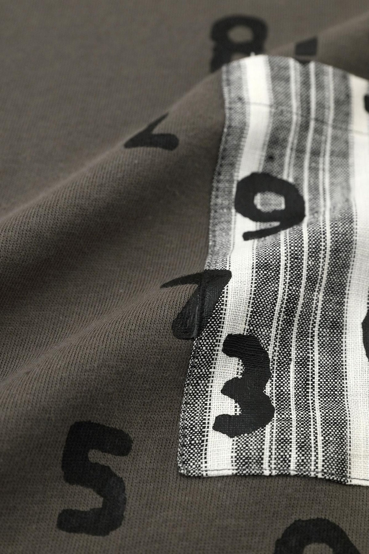 【net限定】半袖 ポケットTシャツ[5.0]／チャコール×SO-SU-U昆（こん）2