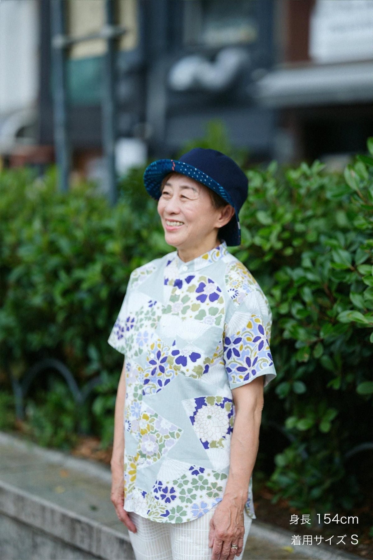 【net限定】高島縮 20/20 スタンドカラー半袖シャツ／扇（おうぎ） 千草鼠（ちぐさねず）