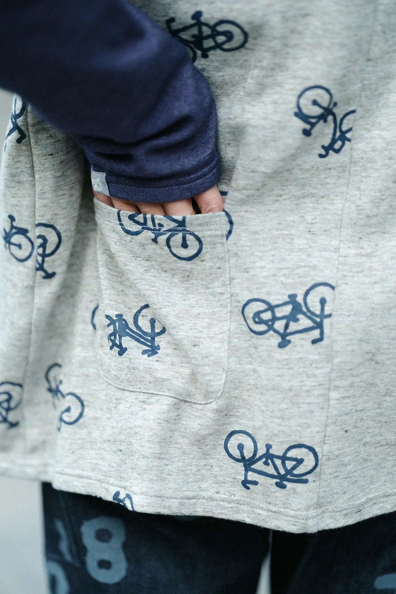 コットンリバーニット 型ぬき長袖Tシャツ／チャリンチャリンあっちこっち ヘザーサンドベージュ