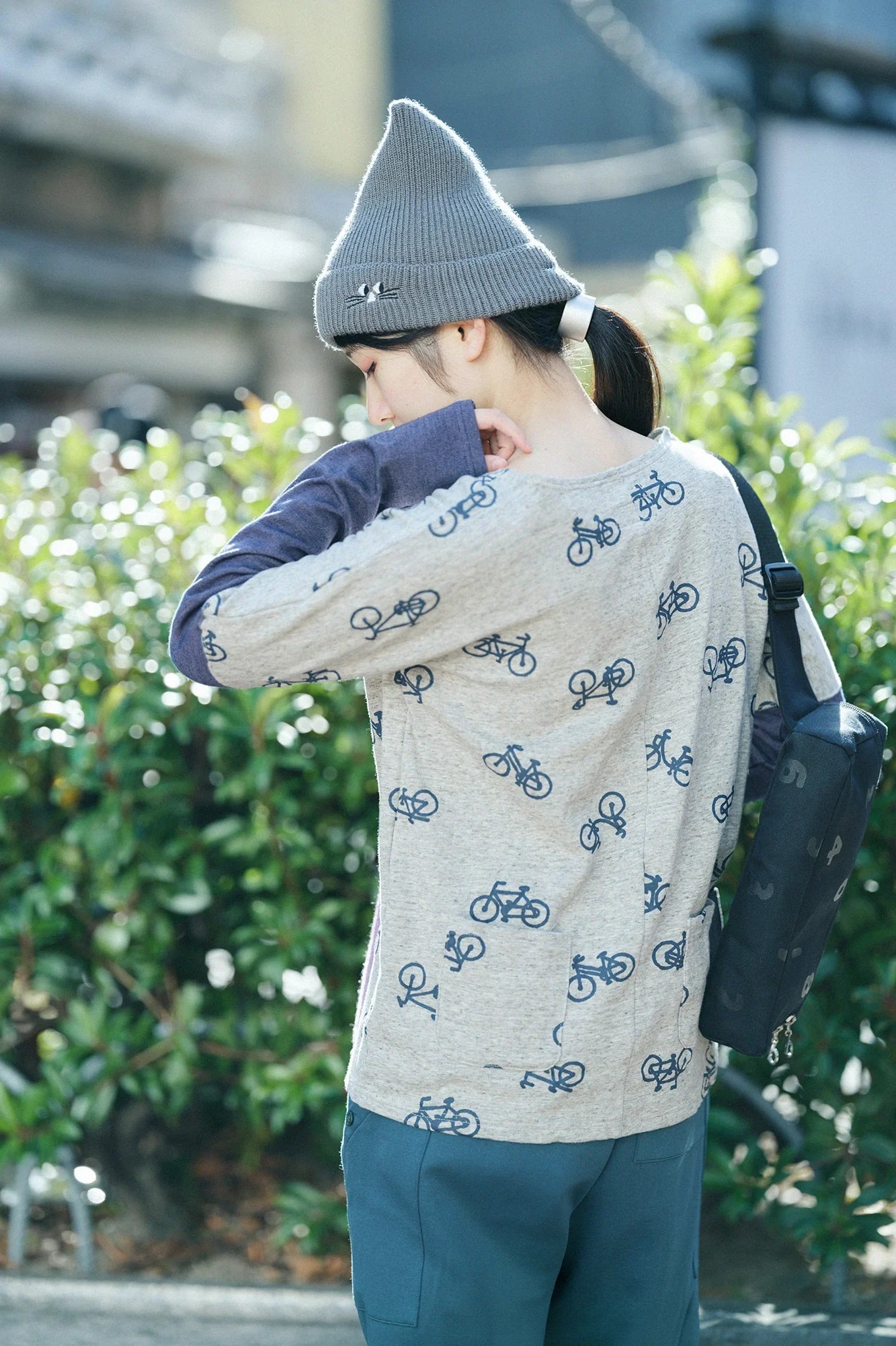コットンリバーニット 型ぬき長袖Tシャツ／チャリンチャリンあっちこっち ヘザーサンドベージュ
