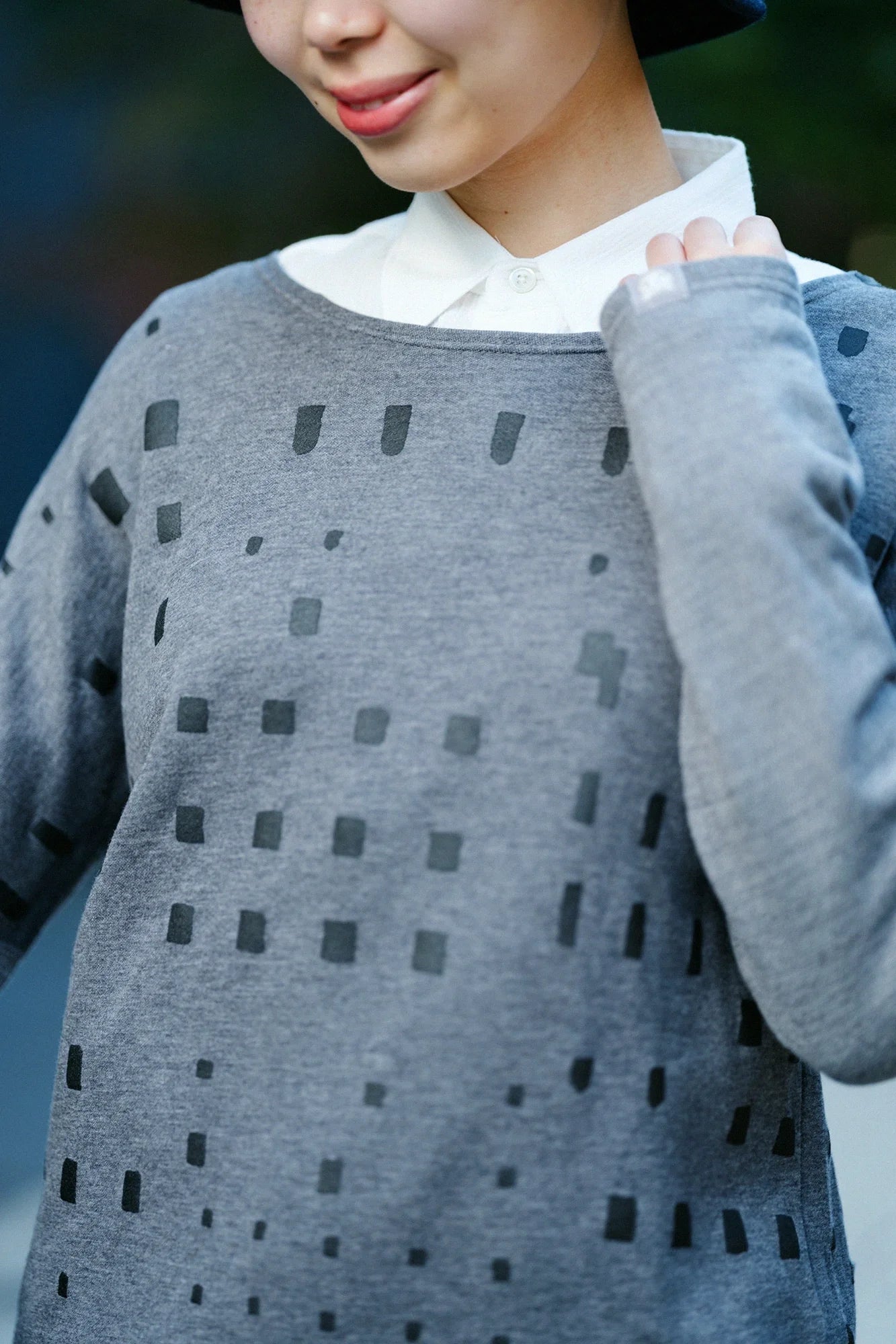 コットンリバーニット 型ぬき長袖Tシャツ／窓 グレー
