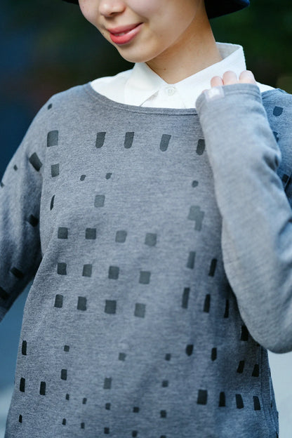 コットンリバーニット 型ぬき長袖Tシャツ／窓 グレー