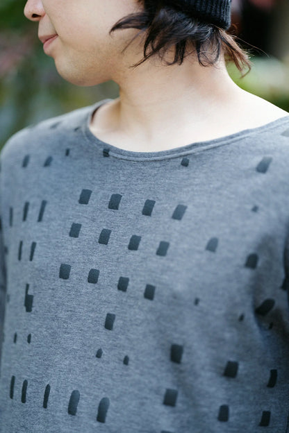 コットンリバーニット 型ぬき長袖Tシャツ／窓 グレー
