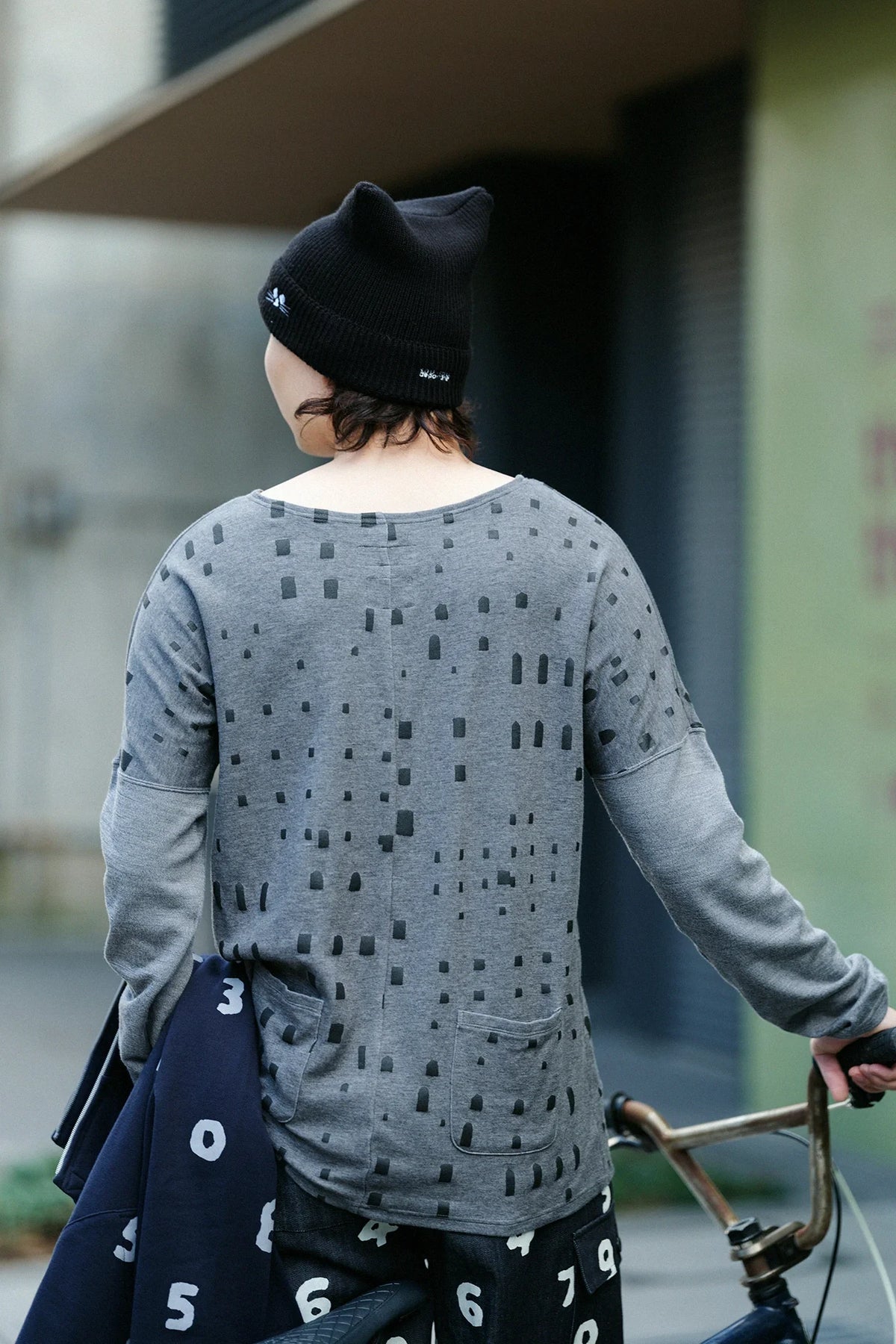 コットンリバーニット 型ぬき長袖Tシャツ／窓 グレー