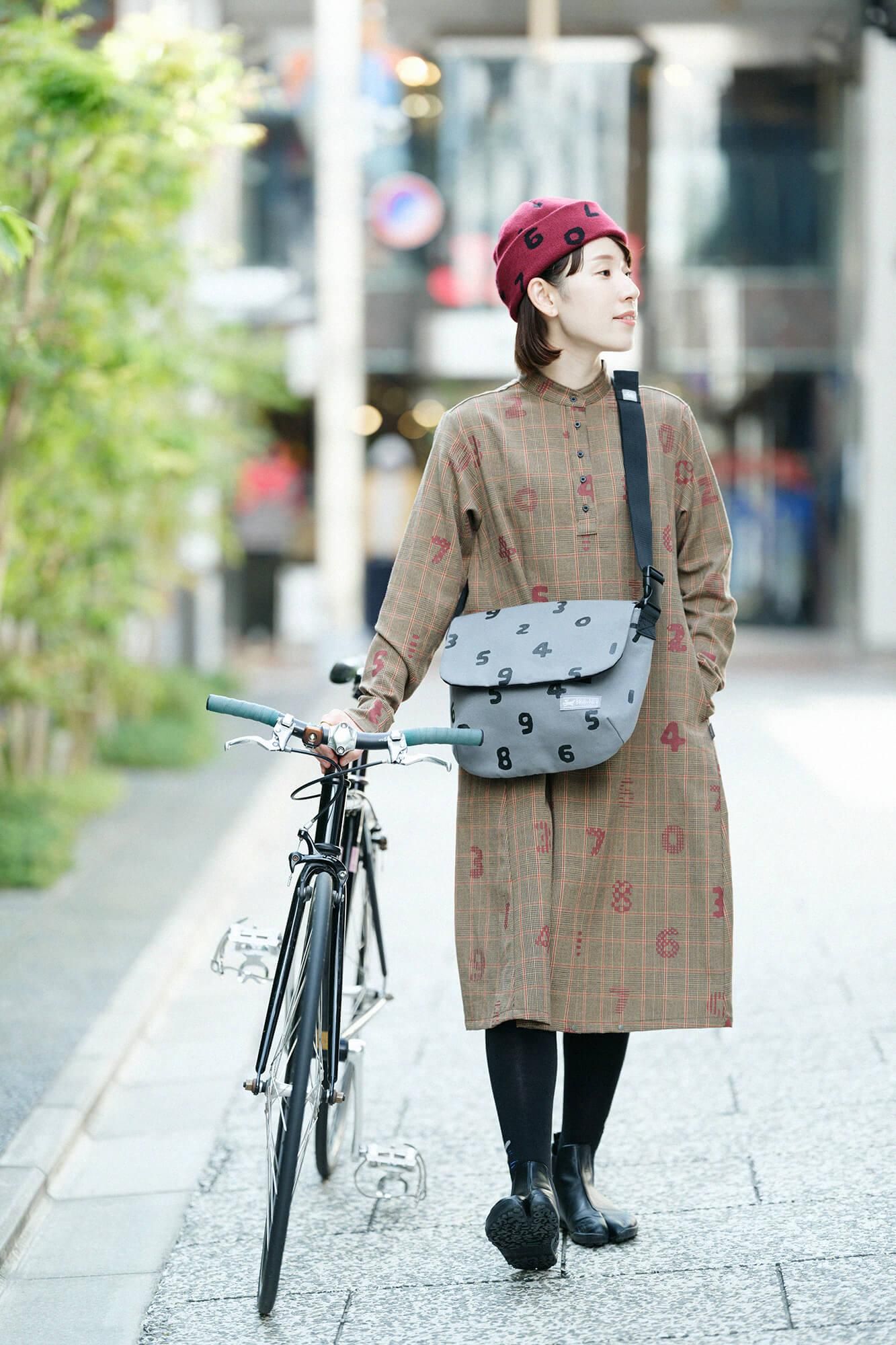 BIKE ショルダー／SO-SU-U 中  鉛色（なまりいろ）