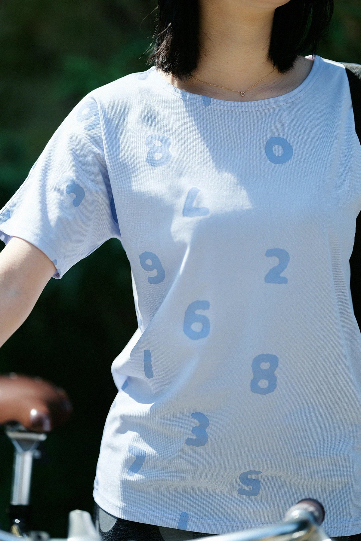 C/CM(R) カノコニット 型ぬきTシャツ／SO-SU-U 上下（しょうか）と余白（よはく） スカイブルー