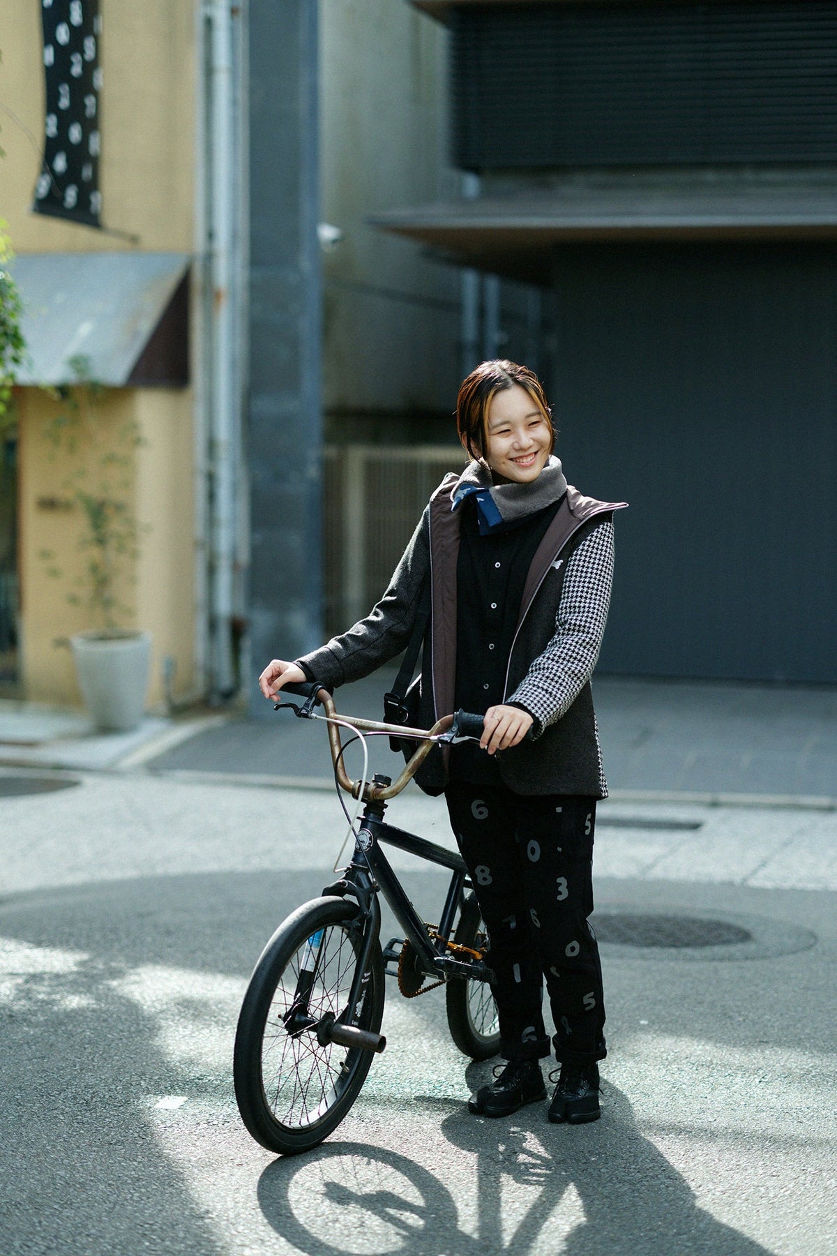 リバーシブル BIKEネックウォーマー／ねこ かけっこ ネイビー