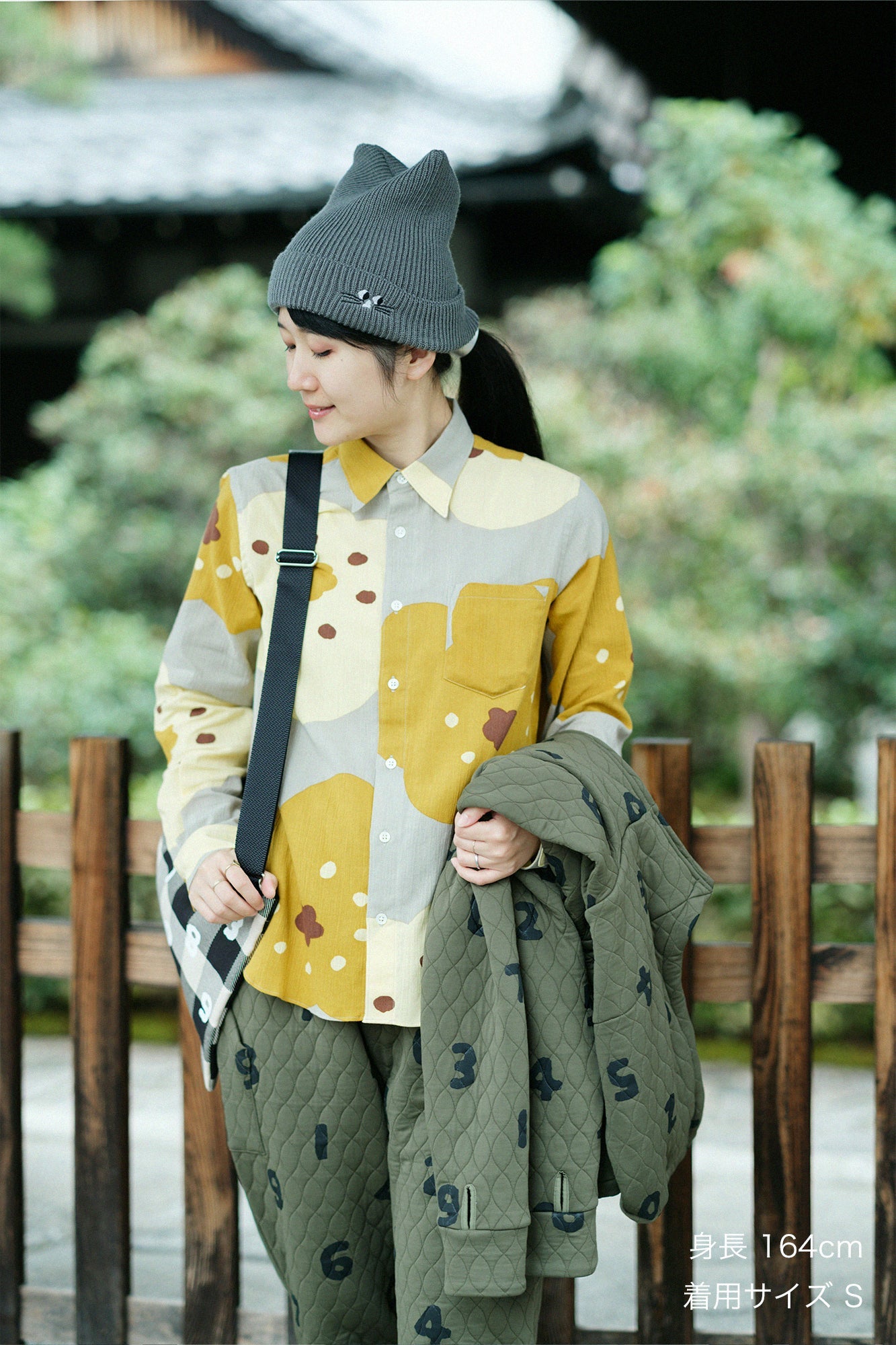 高島縮 20/20 シャツ／ほほえみ 白茶鼠（しらちゃねず）